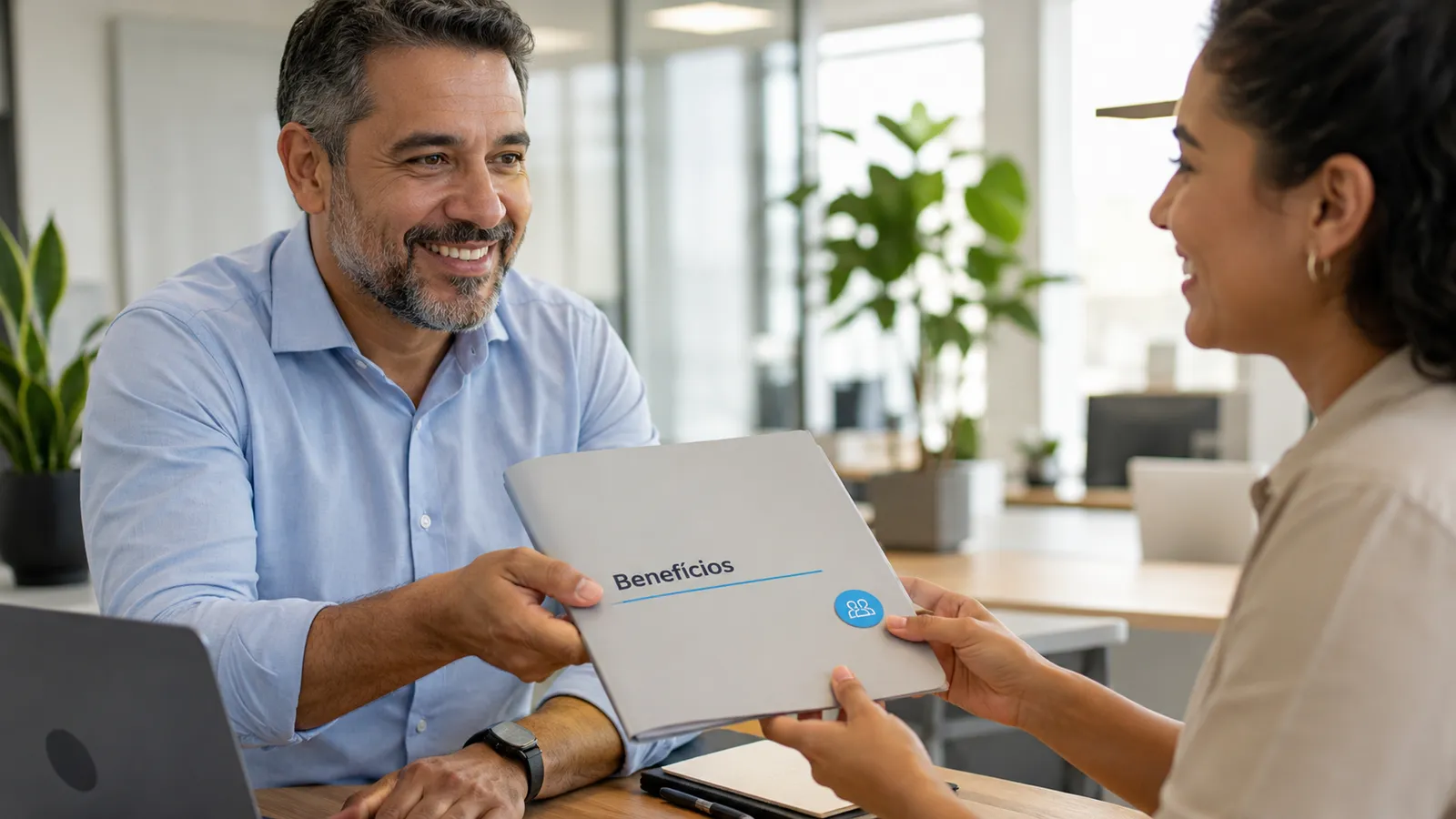 Empresário entregando folder de benefícios com plano de saúde para funcionário